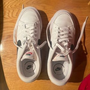 Nike shoes! Womens size 8.5. Great condition.